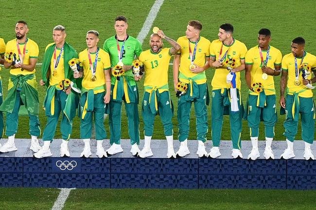 Jogadores da Sele��o Brasileira recebem a medalha de ouro pela conquista ol�mpica no futebol