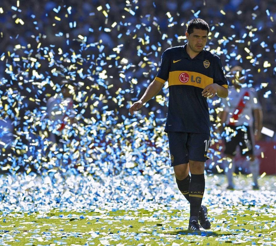 O nome do argentino Juan Román Riquelme sempre era vinculado ao Cruzeiro ao início de cada temporada. Em entrevista ao Superesportes em janeiro de 2015, o ex-presidente Zezé Perrella garantiu que acertou salários de 200 mil dólares com o ex-camisa 10 do Boca Juniors, que, por sua vez, teria pedido US$6 milhões para liberá-lo em 2010. Sem o astro ex-Barcelona e Villarreal, a Raposa procurou a Universidad de Chile e buscou Walter Montillo por US$3,5 milhões. Rapidamente adaptado a Belo Horizonte, o meia caiu nas graças da torcida ao marcar 36 gols em 122 jogos em dois anos e meio na Toca.