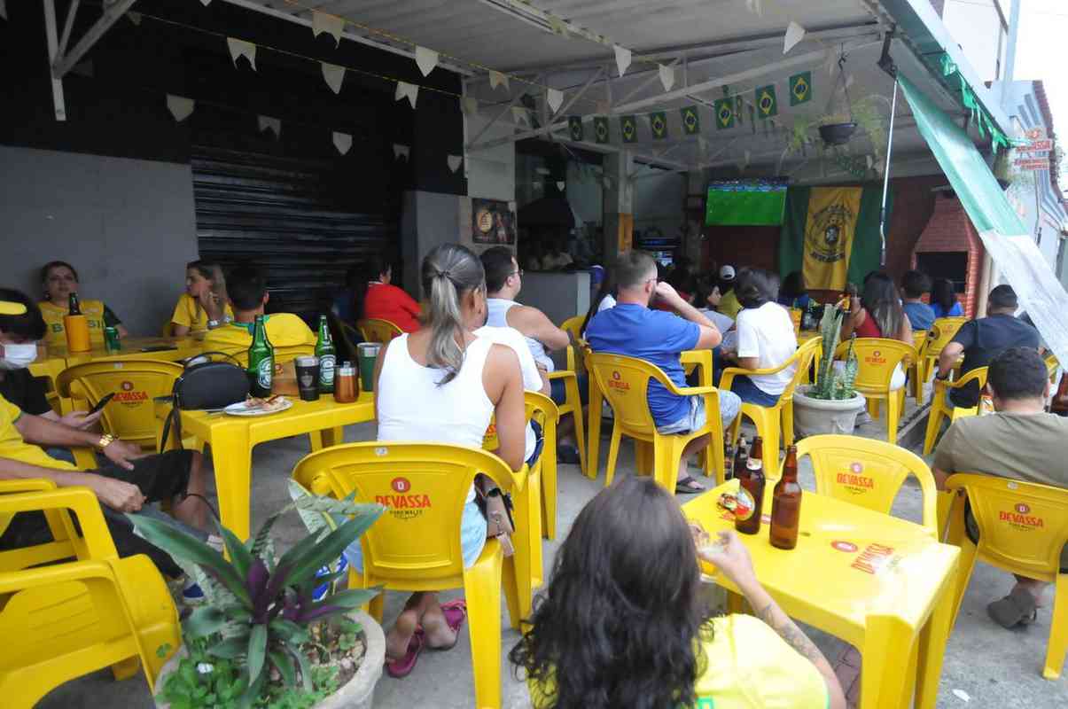 Na regio de Venda Nova, em Belo Horizonte, torcida festeja vitria do Brasil sobre a Coreia do Sul por 4 a 1 pelas oitavas de final da Copa do Mundo