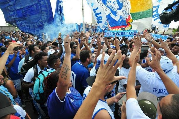 Torcedores do Cruzeiro foram  Toca da Raposa II prestar incentivo ao time antes de final da Copa do Brasil
