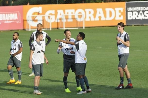 Levir Culpi foi apresentado pela diretoria na Cidade do Galo, enquanto os jogadores treinavam