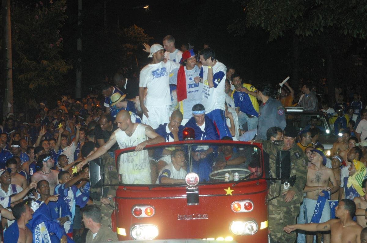 Em 30 de novembro de 2003, o Cruzeiro venceu o Paysandu por 2 a 1, no Mineiro, e confirmou o bicampeonato brasileiro. Logo depois da partida, jogadores, comisso tcnica e diretoria desfilaram em carro aberto pelas ruas de Belo Horizonte e levaram milhares de torcedores ao delrio.