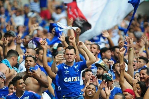 Fotos das torcidas de Cruzeiro e Atltico no Mineiro
