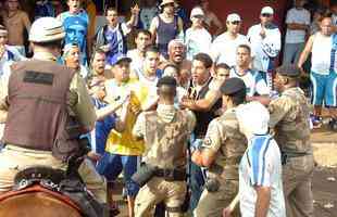 Cruzeiro e Villa em 2007 teve superlotao e confronto entre policiais e torcedores em Nova Lima