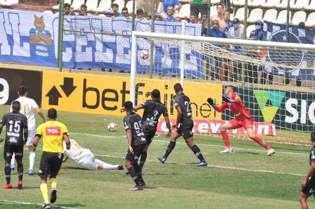Cruzeiro e Ponte Preta se enfrentaram numa manh de forte calor em Sete Lagoas