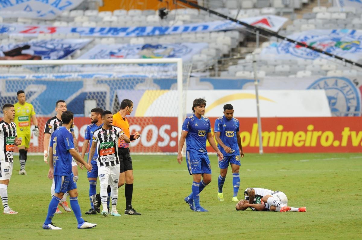 Cruzeiro estreou novo uniforme do centenrio na vitria por 1 a 0 sobre o Athletic, no Mineiro, pelo Mineiro. Verso  completamente azul, fugindo  tradio do clube de ter o calo e os meies brancos.