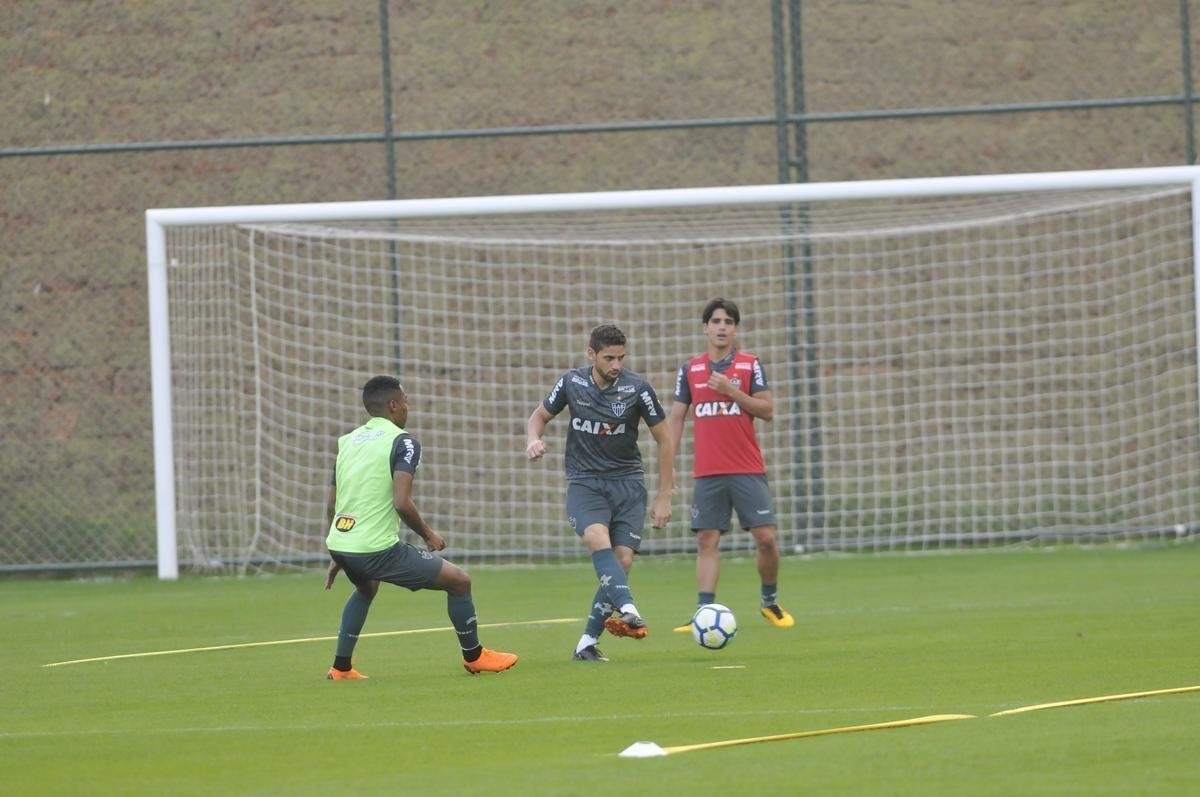 Yimmi Char, David Terans e Denlson participaram do treino em campo pela primeira vez