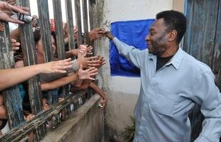 23/09/2012 - Pel� visitou a casa onde viveu em Tr�s Cora��es, chamada de Casa Pel�. Na ida � cidade natal, o Rei do futebol e seu pai, Dondinho, foram homenageados tamb�m no Parque Jo�o Ramos do Nascimento (Parque Dondinho). Evento marcou as comemora��es dos 128 anos da cidade