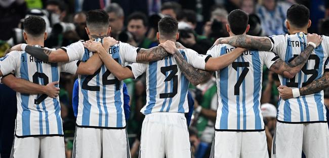 Entrada de Argentina e Frana no campo do Estdio Icnico de Lusail para a final da Copa do Mundo foi um espetculo  parte. Veja fotos do show de fogos, de luzes e da execuo dos hinos nacionais dos dois pases
