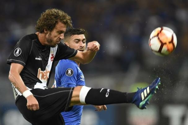 Camisa utilizada pelo Vasco contra o Cruzeiro tem patch da Libertadores no ombro direito, conforme regulamento