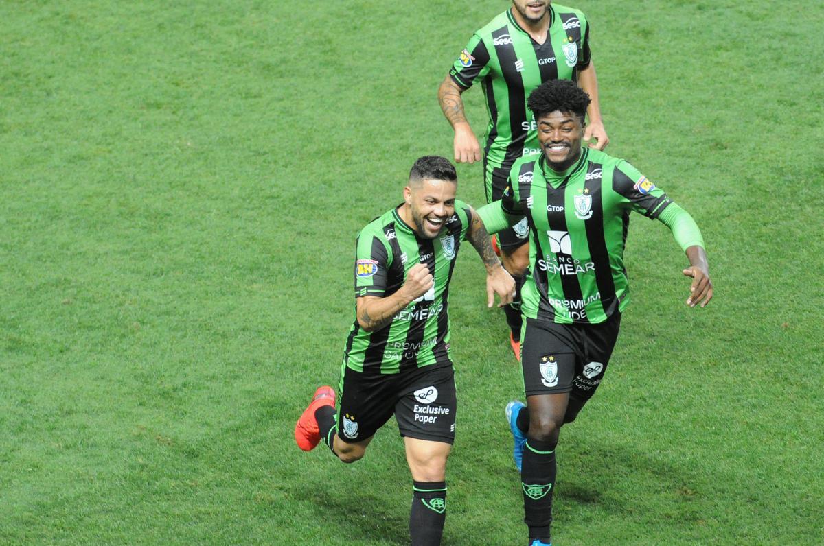 Fotos do duelo entre Amrica e Ponte Preta, no Independncia, em Belo Horizonte, em jogo de volta da quarta fase da Copa do Brasil
