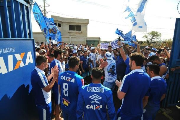 Antes do ltimo treinamento visando ao jogo contra o Grmio, os jogadores do Cruzeiro receberam apoio de torcedores na porta da Toca da Raposa II. O capito Henrique foi o porta-voz do elenco com os cruzeirenses. Alm dele, participaram da reunio o zagueiro Leo, o goleiro Rafael, o meia Robinho, o volante Lucas Romero e o meia Thiago Neves.
