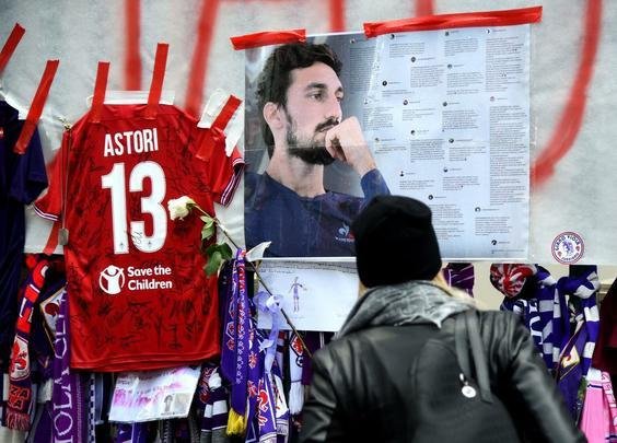 Davide Astori: capito da Fiorentina e com passagem pela Seleo Italiana, o zagueiro teve parada cardiorrespiratria na concentrao para a partida contra a Udinese, em 2018. A camisa 13, do dolo da Viola, foi aposentada em homenagem. A morte teve muita comoo entre os torcedores da Viola. 