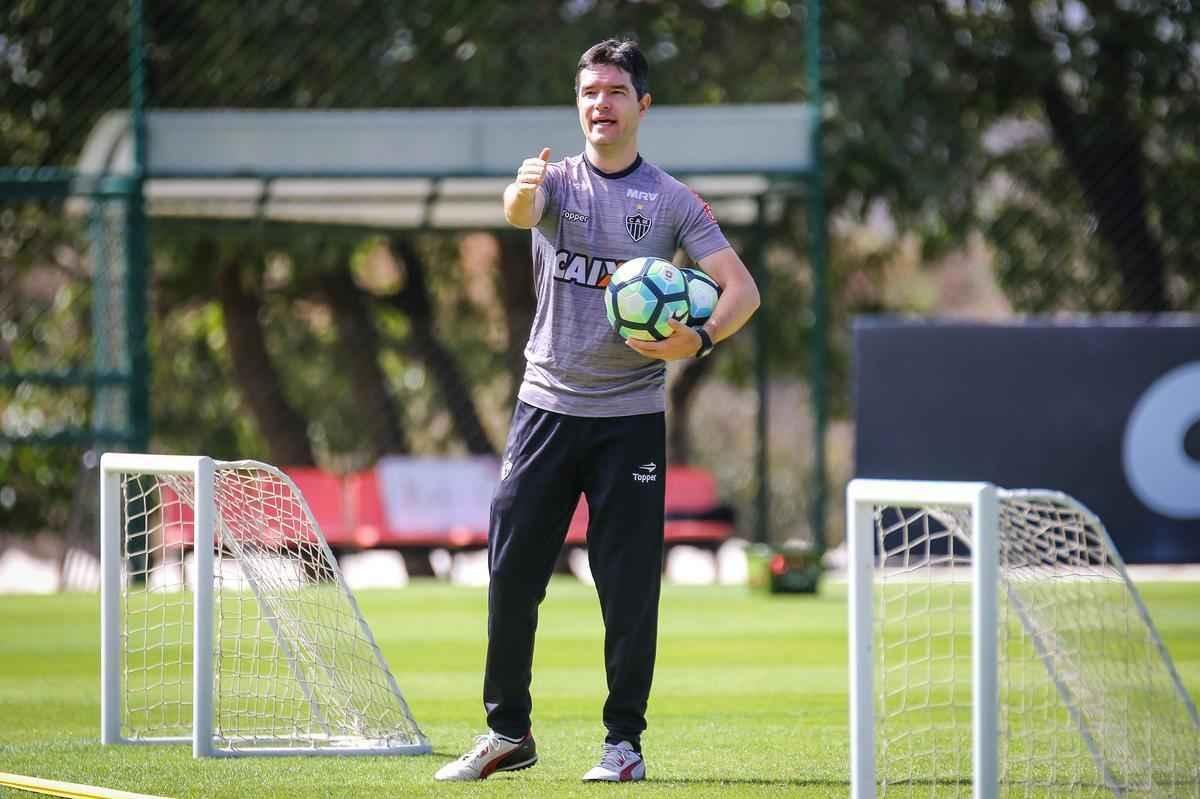 No treinamento desta sexta-feira, Rogrio Micale comandou uma atividade em campo reduzido de ataque contra defesa