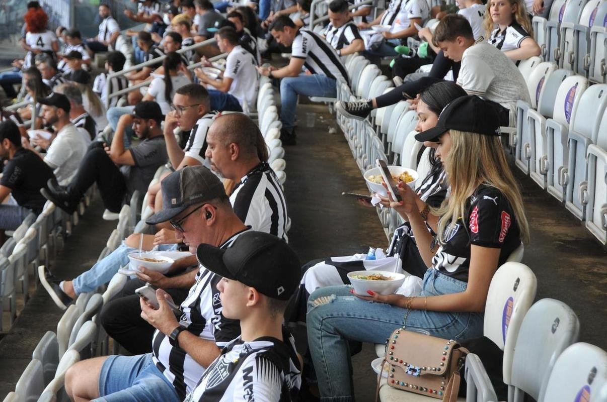 Fotos da torcida do Atltico na chegada ao Mineiro para acompanhar o jogo contra o Fluminense pela 36 rodada do Campeonato Brasileiro