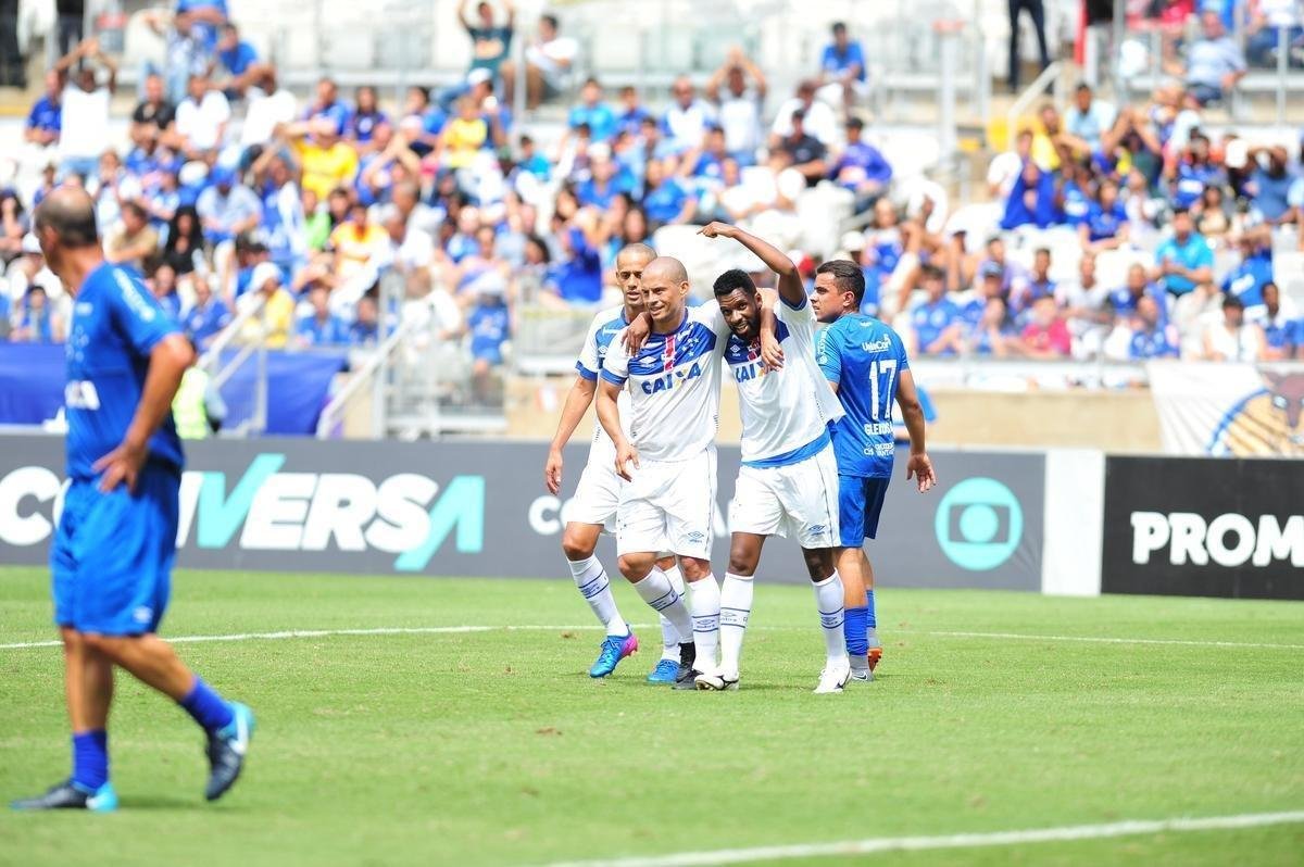 Cruzeiro: time campeo da Trplice Coroa de 2003 venceu equipe de masters por 2 a 1, neste domingo, em jogo festivo realizado no Mineiro