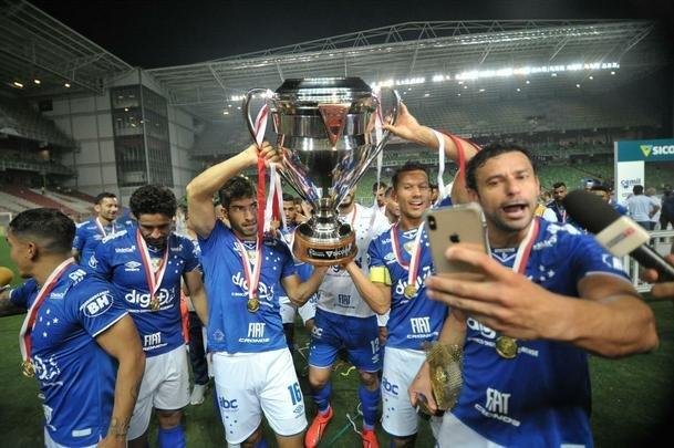 Entrega de medalhas e erguimento da taa: veja a festa do Cruzeiro com o bi do Mineiro