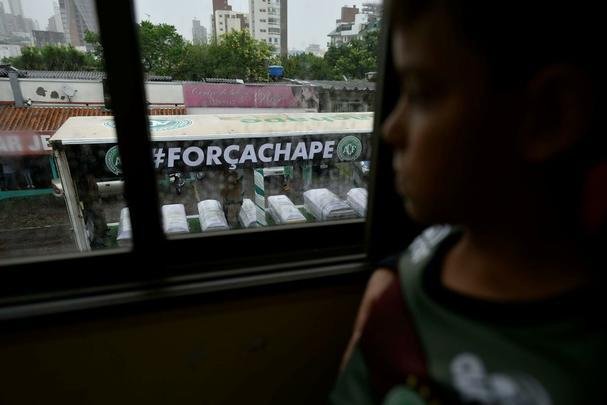 Imagens tocantes da chegada dos corpos à Arena Condá