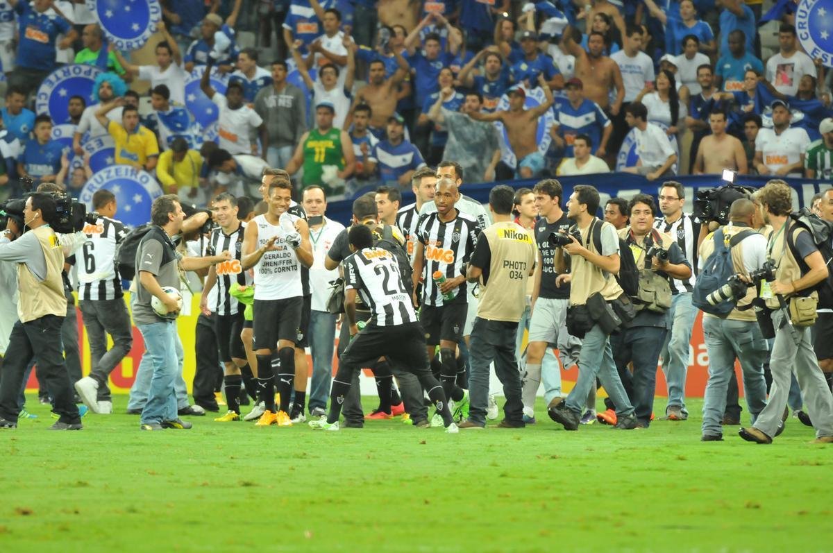 Capito Leonardo Silva ergue a taa e jogadores festejam o ttulo indito da Copa do Brasil