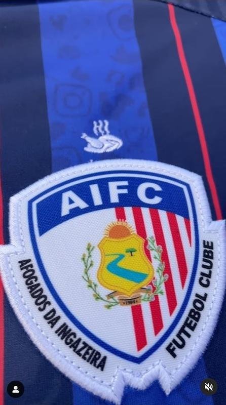 Acima do escudo do Afogados, est bordado um frango assado