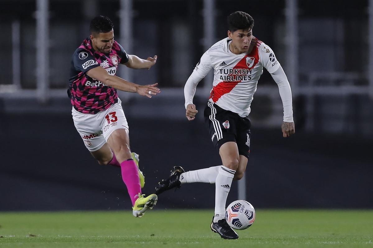 Com 25 casos simultneos de COVID-19, River Plate enfrentou Independiente Santa Fe-COL com apenas 11 jogadores disponveis e com o volante Enzo Prez improvisado como goleiro.