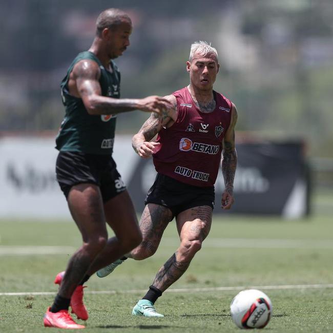 Com seriedade, mas tambm descontrao, o Atltico treinou sob sol forte na manh desta sexta-feira (21), na Cidade do Galo, em Vespasiano. Este foi o quinto dia de pr-temporada para o clube mineiro em 2022, sob o comando do tcnico argentino Antonio 'El Turco' Mohamed. Novas baixas, o volante Allan e o atacante Keno testaram positivo para COVID-19 e no participaram das atividades (ambos cumprem perodo de sete dias de isolamento social).