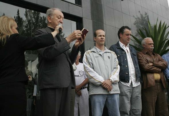 Dom Serafim esteve presente na apresentao oficial da Cidade do Galo para abenoar o local, em 12/11/2006 