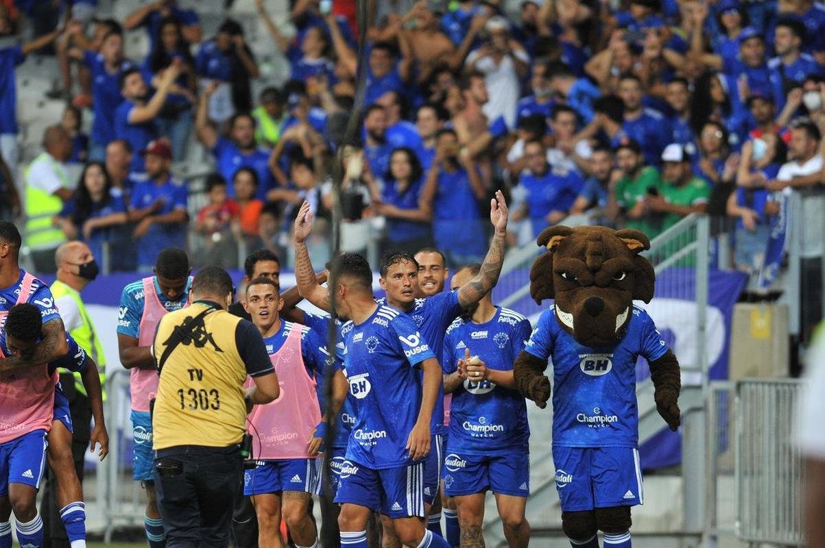 Com gol de Edu, Cruzeiro venceu Brusque por 1 a 0 no Mineiro pela segunda rodada da Srie B. Time e comisso tcnica comemoraram com a torcida no Gigante da Pampulha