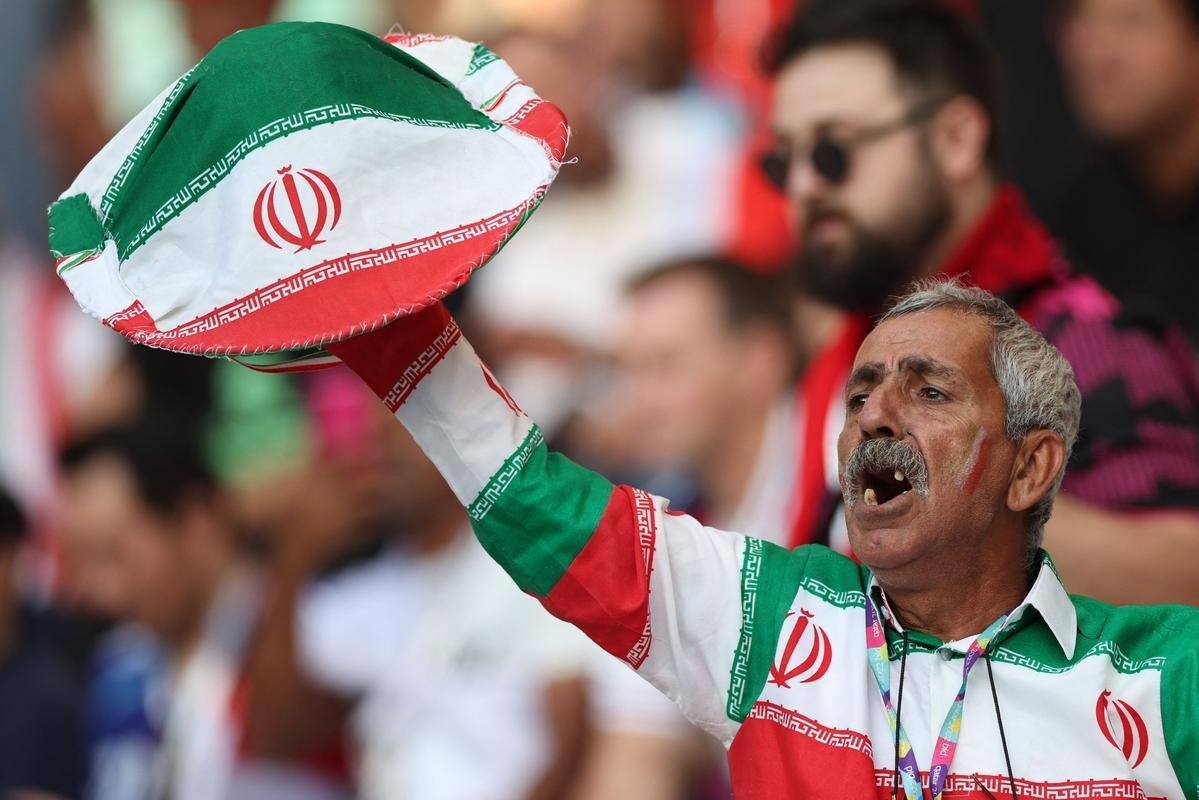 Os torcedores de Inglaterra e Ir no primeiro jogo do Grupo B na Copa do Mundo.