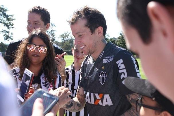 Na Cidade do Galo para tratamento de leso, Bernard, ex-jogador do Atltico e atualmente sem clube, foi a campo e atendeu torcedores 