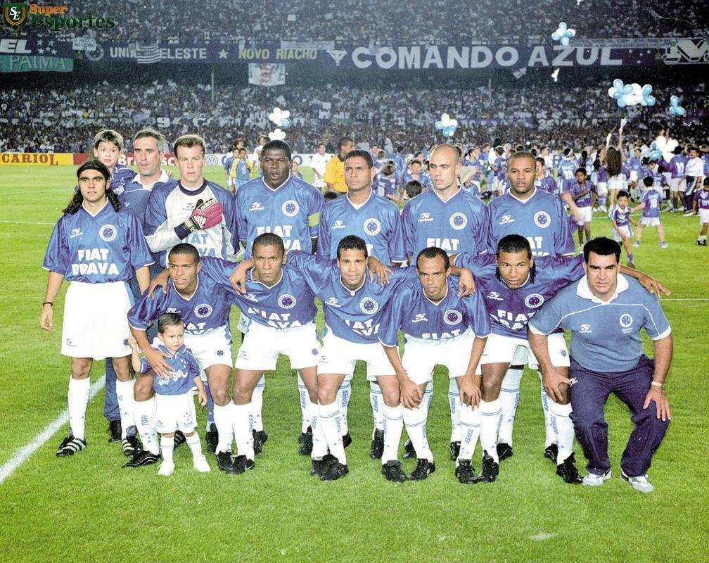 Cruzeiro de 2000, tricampeão da Copa do Brasil ao vencer o São Paulo por 2 a 1 no Mineirão. Na foto estão Sorín, André Doring, Cléber, Donizete Oliveira, Cris e Marcos Paulo; Geovanni, Jackson, Rodrigo, Ricardinho e Oséas.
