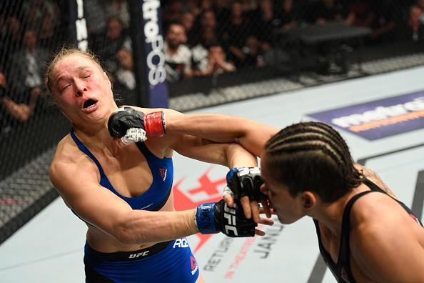 Amanda Nunes (luvas vermelhas) venceu Ronda Rousey por nocaute tcnico em 48 segundos e manteve o cinturo dos galos