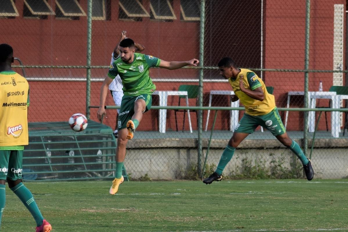 O Amrica segue em preparao para a deciso do Campeonato Mineiro, contra o Atltico. No prximo sbado (22), s 16h30, os rivais se enfrentaro no Mineiro, em Belo Horizonte. Para ser campeo estadual pela 17 vez, o Coelho precisar vencer o confronto. Isso porque a primeira partida terminou empatada em 0 a 0, e o Atltico possui a vantagem de jogar por um novo empate.