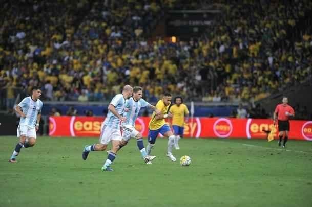 Imagens do primeiro tempo de Brasil e Argentina no Mineiro