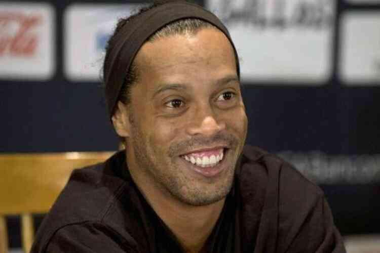 Ronaldinho Gacho - Em julho de 2014, foi anunciada a sada de Ronaldinho do Atltico. Ele passou por Quertaro-MEX e Fluminense antes de se aposentar. Hoje, ganha a vida como empresrio ao lado do irmo Assis