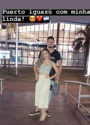 Goleiro Michael com a namorada na Argentina