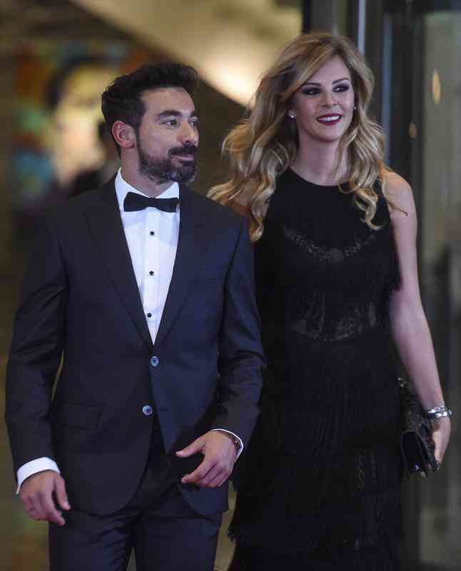 Casamento de Messi rene constelao de astros do futebol - Lavezzi e a esposa no tapete vermelho