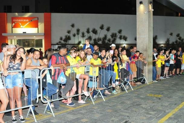 Jogadores da Seleo Brasileira deixaram o hotel rumo ao Mineiro e receberam apoio caloroso da torcida mineira para encarar a Argentina pela semifinal da Copa Amrica