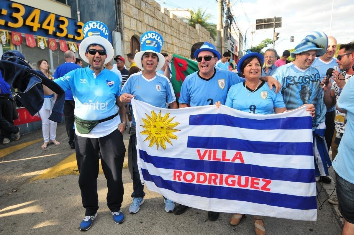 Torcedores nos arredores do Mineiro antes de Uruguai x Equador