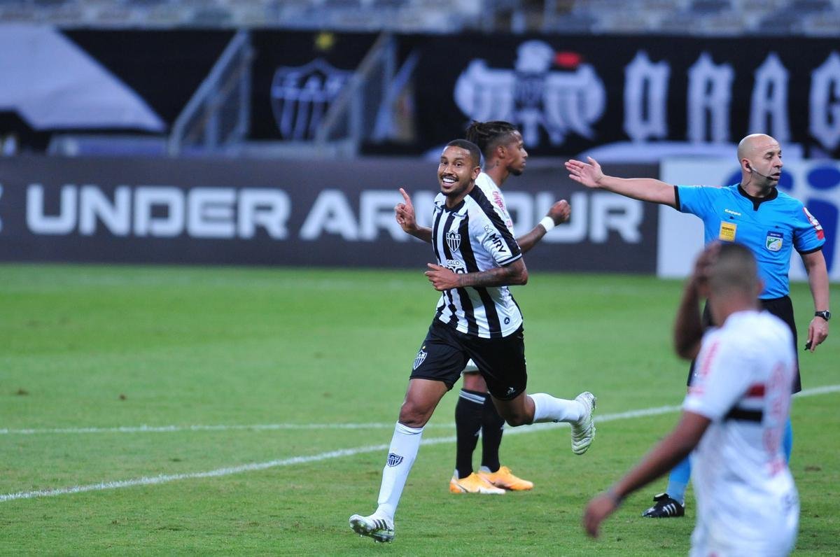 No segundo tempo, o volante Jair ampliou para o Atltico: 3 a 0