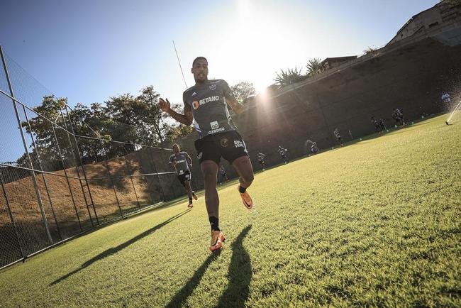 Nesta tera-feira (26), Cuca foi apresentado como treinador do Atltico - pela terceira vez na carreira. Primeiro, foi saudado pelo diretor de futebol Rodrigo Caetano e concedeu entrevista coletiva na sala de imprensa da Cidade do Galo. Depois, comandou o primeiro treino com o elenco no CT, j pensando no confronto contra o Internacional, pelo Campeonato Brasileiro.