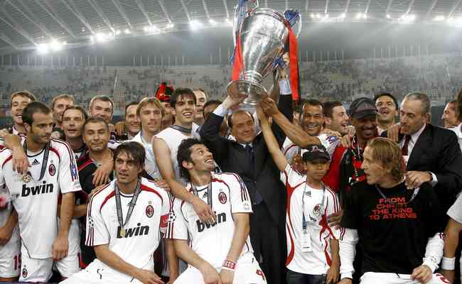 Berlusconi com o elenco do Milan campeão da Champions League na temporada 2006/2007