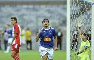 25/fev/2014 - Cruzeiro 5 x 1 Universidad de Chile-CHI - Grupo 5 - Ricardo Goulart fez hat-trick em goleada celeste no Mineiro; Dagoberto e Willian tambm marcaram
