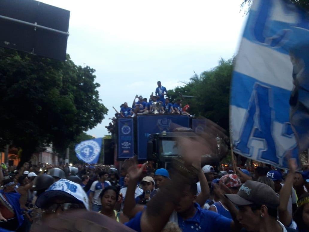 Caminho com jogadores do Cruzeiro invadiu Av. Afonso Pena. Torcedores festejaram os campees da Copa do Brasil!