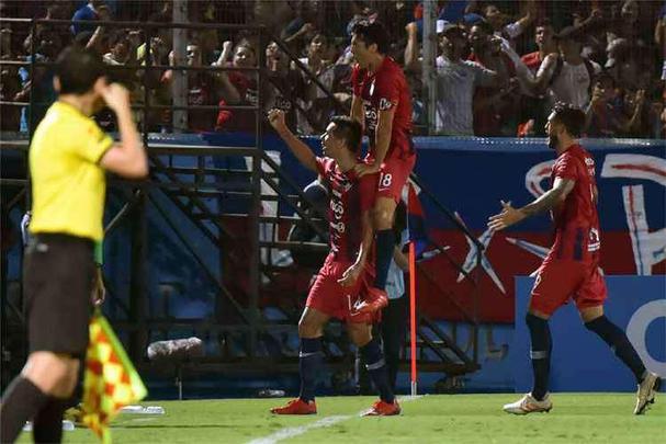 10/04/2019 - O Atlético foi goleado por 4 a 1 pelo Cerro Porteño-PAR em Assunção. A derrota de virada praticamente decretou a eliminação alvinegra na Copa Libertadores e aumentou a pressão sobre o técnico Levir Culpi.