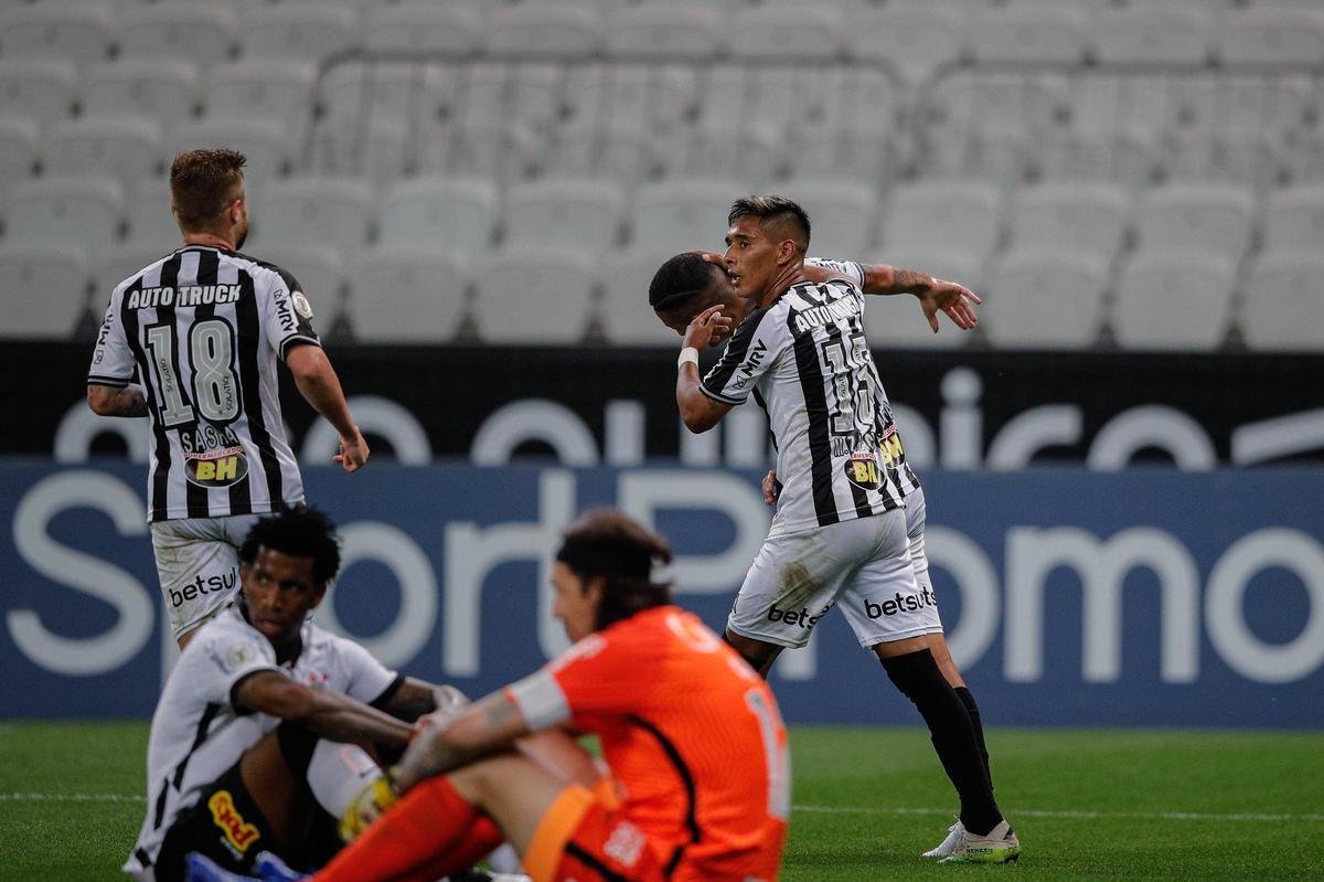 O Atltico venceu Corinthians de virada, por 2 a 1, neste sbado, em So Paulo, pela 21 rodada do Campeonato Brasileiro. Os gols alvinegros foram marcados por Guilherme Arana e Marrony. Matheus Dav balanou a rede para o Timo.