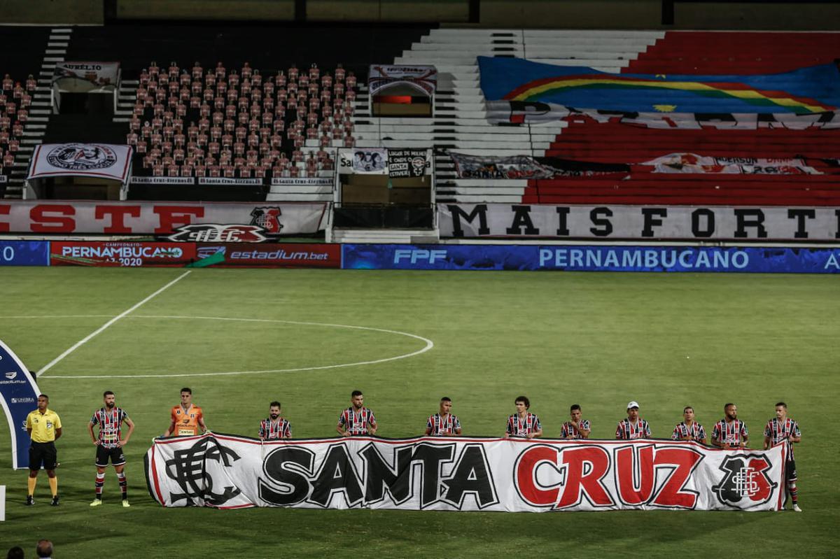 Primeiro tempo de jogo foi pegado, com chances para as duas equipes. O Salgueiro começou se lançando mais para o ataque, mas foram do Santa Cruz as melhores oportunidades. O time coral até balançou as redes, mas a arbitragem assinalou impedimento.