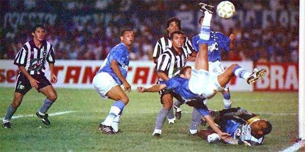 No Brasileiro de 1995, Cruzeiro e Botafogo fizeram grande jogo no Mineiro. A Raposa levou a melhor por 5 a 3, com trs gols de Marcelo Ramos e dois de Paulinho Mclaren. Narczio e Tlio Maravilha fizeram para o Botafogo. 