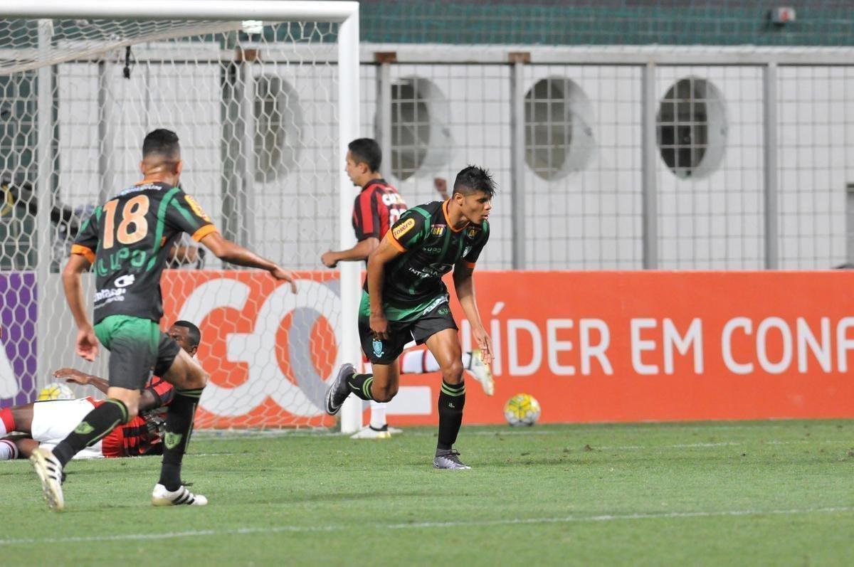 der Lima (zagueiro) - chegou ao Amrica j no returno do Campeonato Brasileiro. No tinha muito o que fazer, pois o clube se encontrava na lanterna da competio e com poucas perspectivas de se recuperar. Ainda assim, o zagueiro mostrou servio nas 12 partidas que disputou. Foi dele o gol da vitria por 1 a 0 sobre o Atltico-PR, no Independncia, pela 32 rodada.