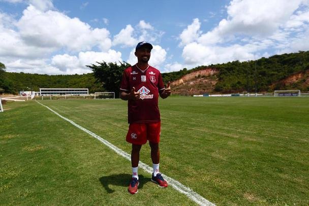 Atacante Kieza foi apresentado em sua terceira passagem no Nutico. Chegando ao clube como maior contratao alvirrubra da temporada, ele vestir a camisa 9 do Timbu.